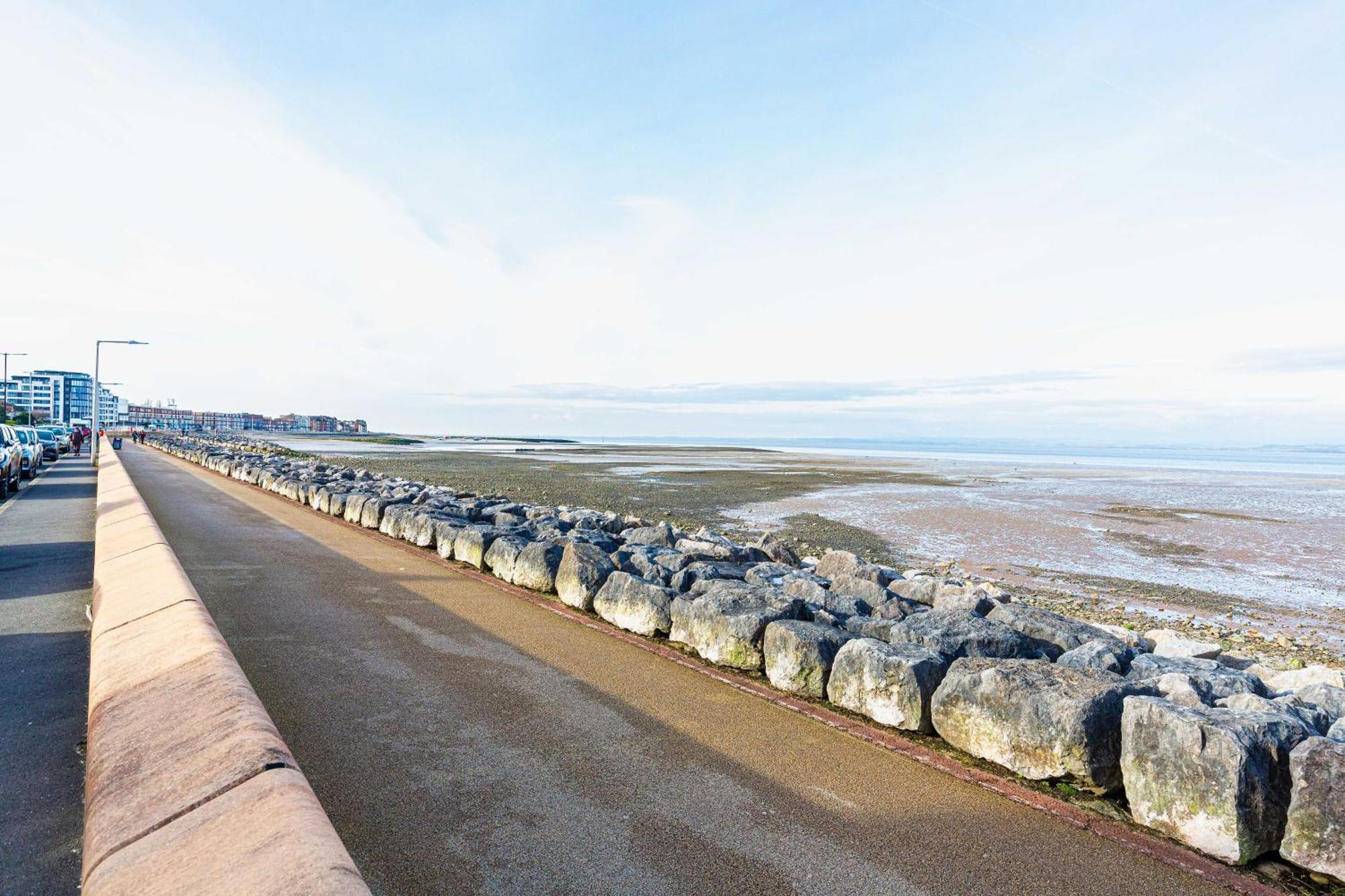 Seafront Apartment - Sleeps 6 - Gateway To The Lake District - Brand New Morecambe Exterior photo
